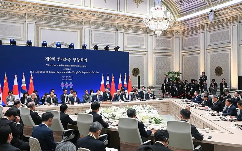 Лидеры Японии, Китая и Южной Кореи провели трехсторонний саммит