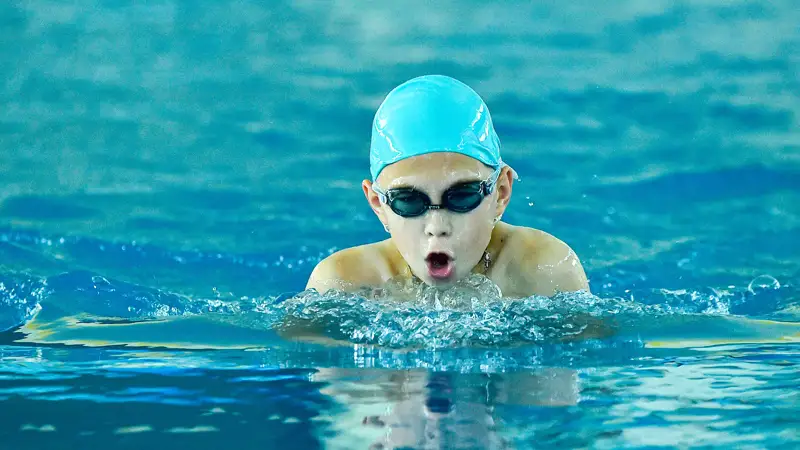 Плавание бассейн жүзу