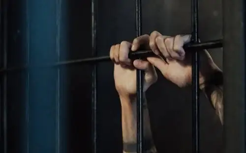 БҚО-да анасын өлтірген тұрғын 10 жылға бас бостандығынан айырылды