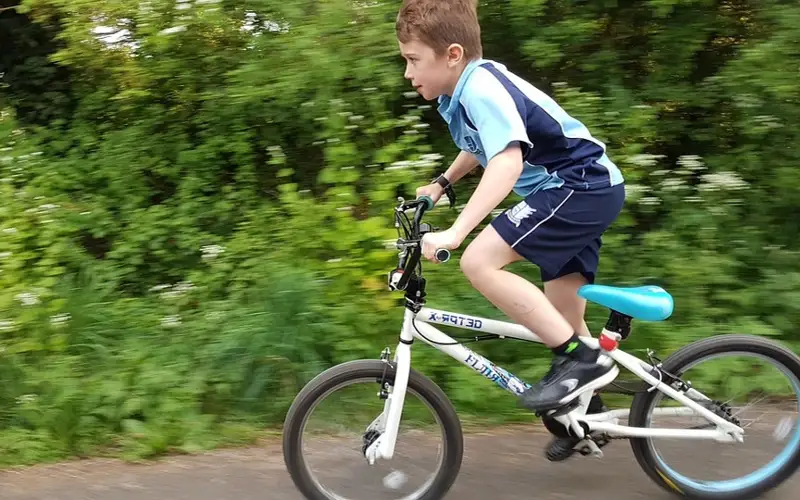 мальчик велосипед
