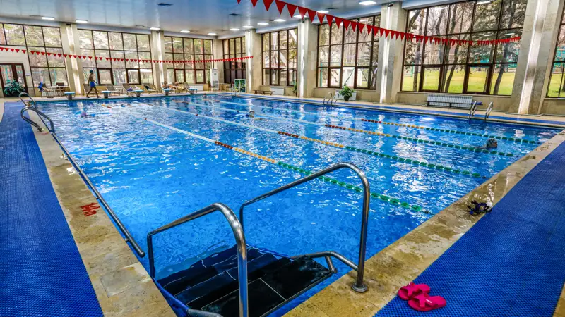 Плавание бассейн жүзу