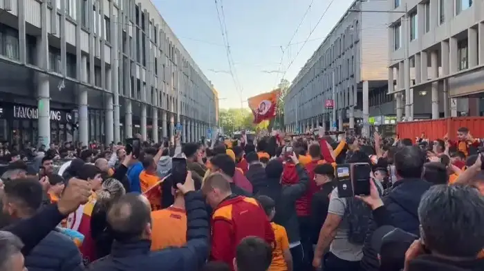 Гаагада Туркия футбол клуби мухлислари чемпионлигини оммавий равишда нишонлашди