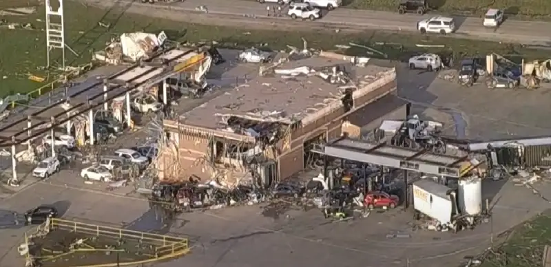 Storms hit southern U.S. states, at least 15 killed