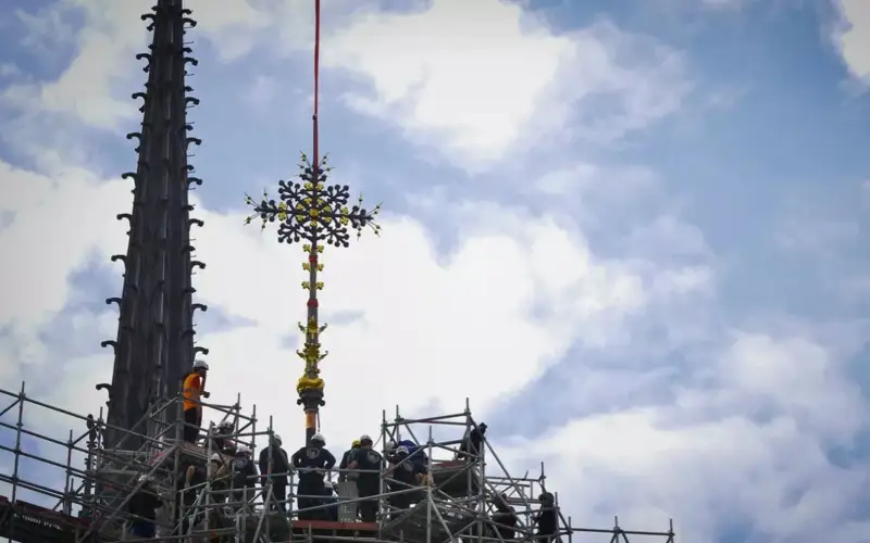 На Соборе Парижской Богоматери восстановили главный крест
