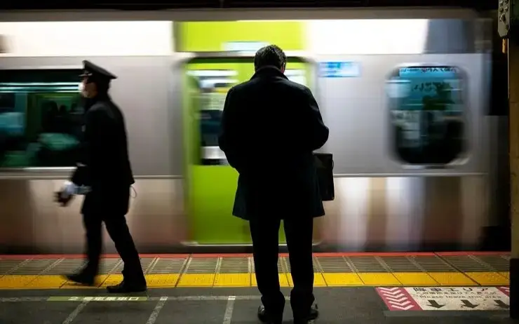 Францияда бир киши метрода уч кишини пичоқлади