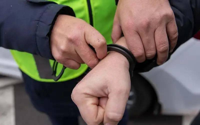 арест задержание наручники