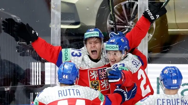 Шайбалы хоккейден әлем чемпионы атанған Чехия құрамасының ойыншылары кубокты сындырып алды