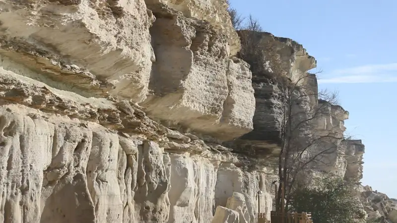  Ақтауда жеткіншек жартастан құлап кетті