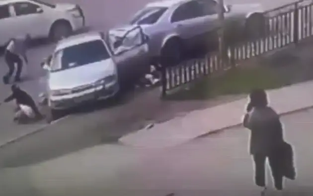 Пятилетний ребенок за рулем сбил несколько человек в Жезказгане