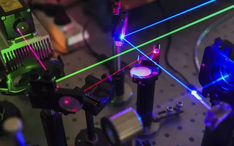 Создан рекордно маленький нанолазер для сверхкомпактных чипов
