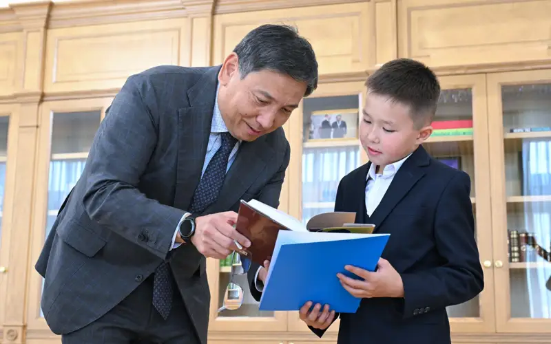 Глава государства поблагодарил алматинского школьника за помощь пострадавшим от паводков