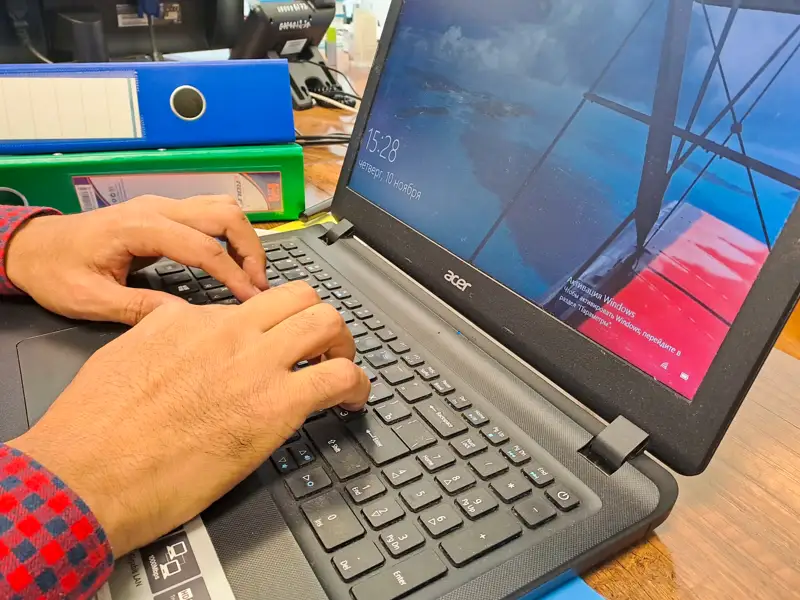 ноутбук клавиатура руки пернетақта қолдар