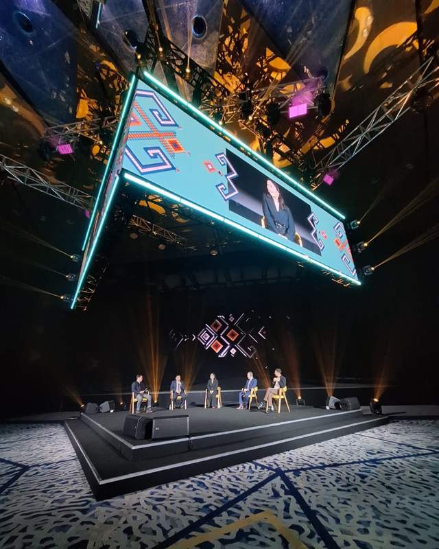 Global movements in the digital age: How social media and AI shape political dynamics