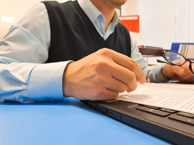 офис работа ноутбук сотрудник жұмыс қызметкер