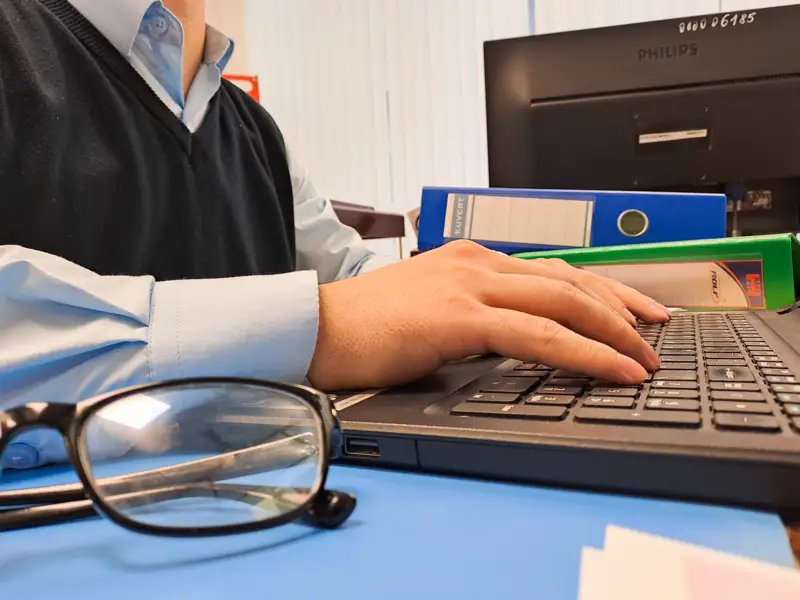 офис работа ноутбук сотрудник жұмыс қызметкер