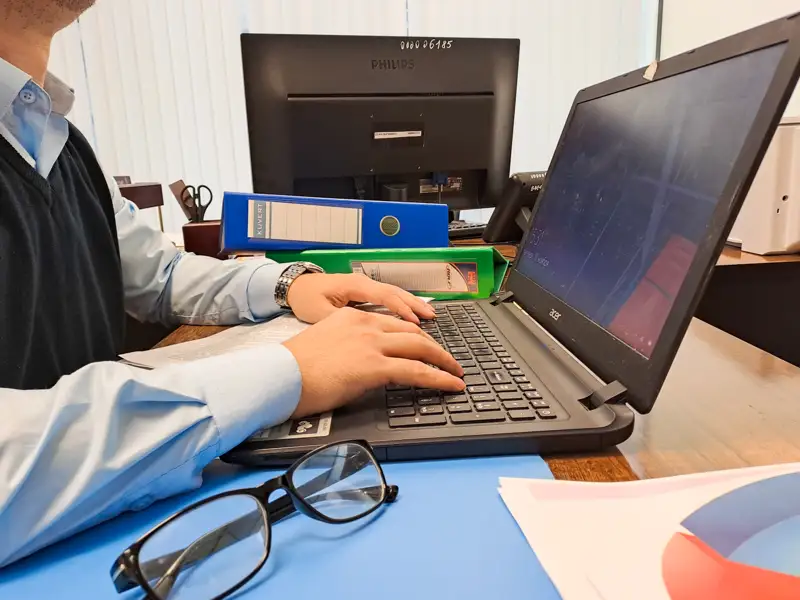 офис работа ноутбук сотрудник жұмыс қызметкер