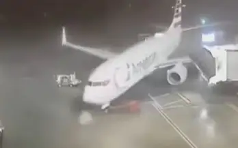 Сильный ветер сдул самолет в аэропорту Техаса