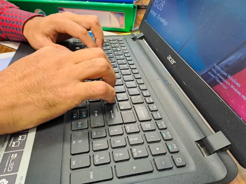 ноутбук клавиатура руки пернетақта қолдар