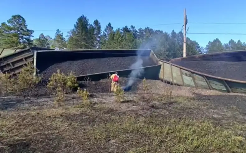 Состав с углем сошел с рельсов в России