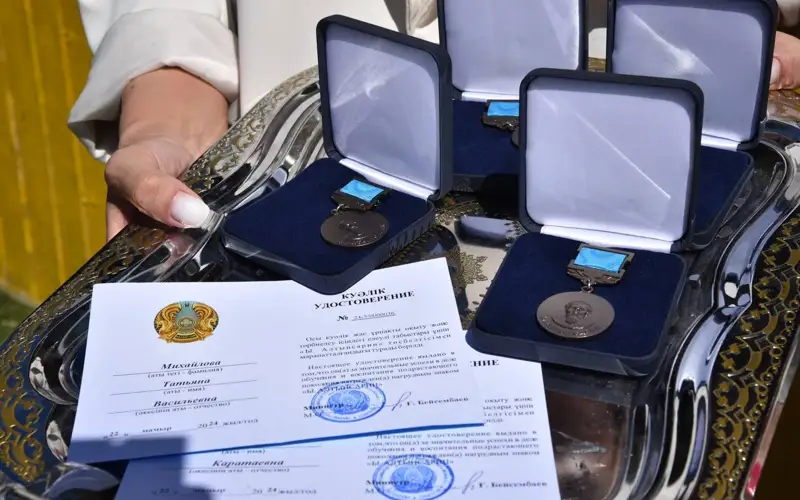 актюбинских педагогов наградили за помощь