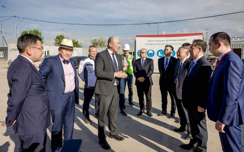Мировой поставщик оборудования для автопрома встретился с министром Шарлапаевым в Алматы