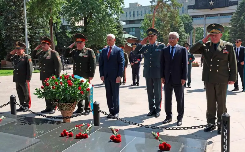 Министры обороны стран ОДКБ возложили венки