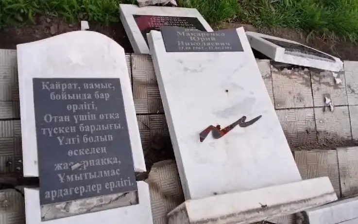 17-летний акмолинец разгромил гранитные плиты в сквере памяти павших героев