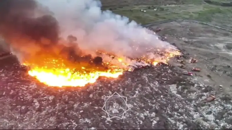 В Аксае и Уральске горят мусорные полигоны