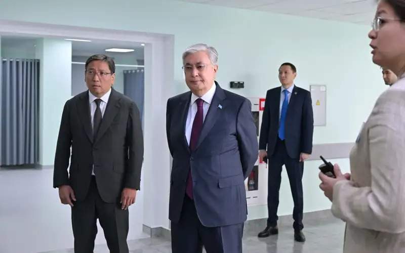 President presents 2 mobile intensive care units and interactive board to Children's Emergency Medical Care Center