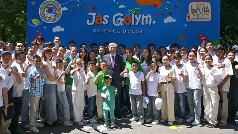 President Tokayev meets Jas Galym. Science Quest participants