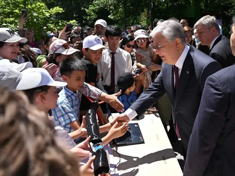 President Tokayev meets Jas Galym. Science Quest participants