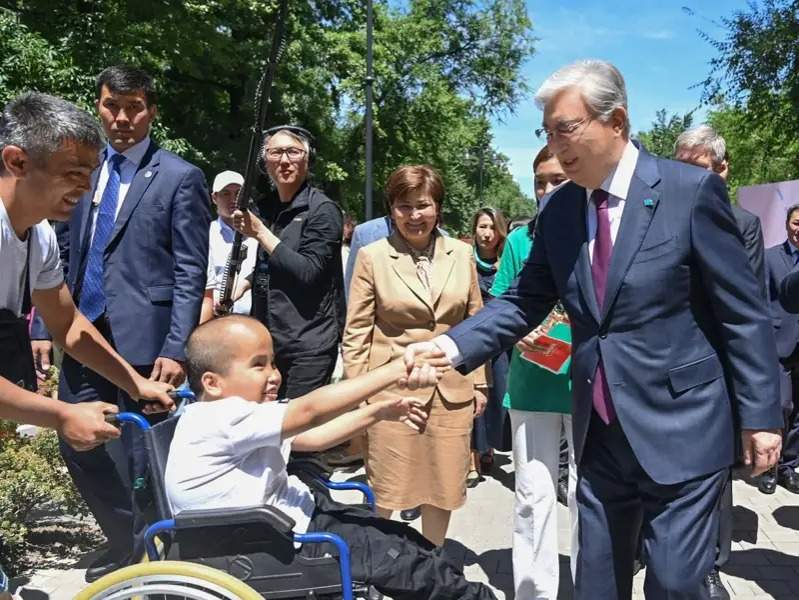 President Tokayev meets Jas Galym. Science Quest participants