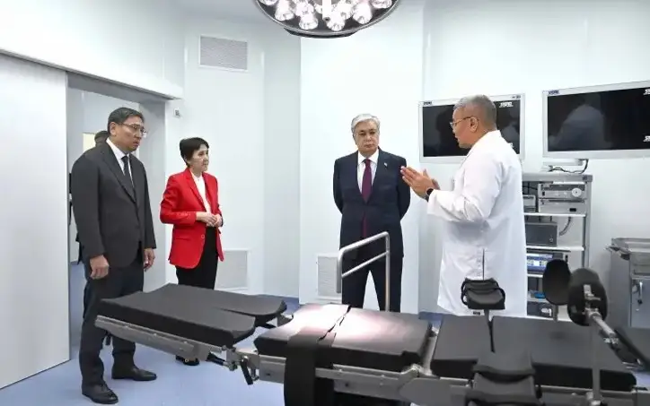President presents 2 mobile intensive care units and interactive board to Children's Emergency Medical Care Center