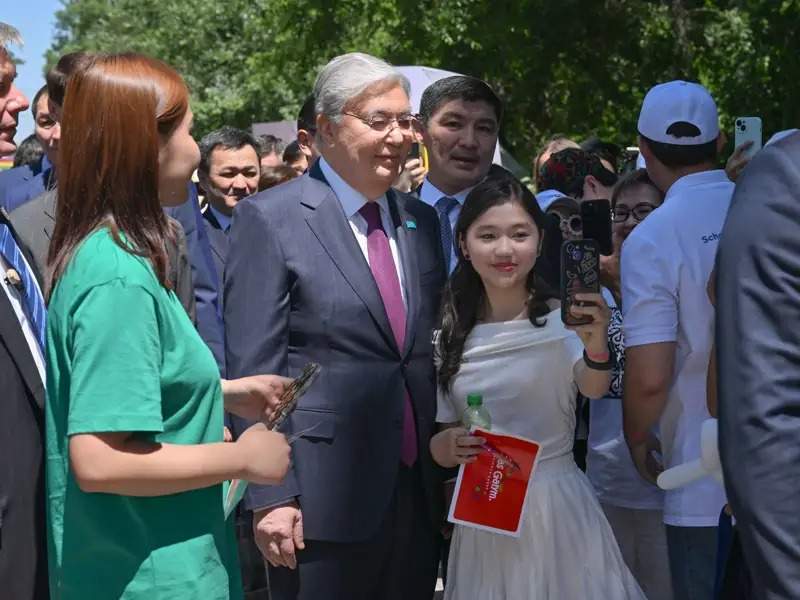 President Tokayev meets Jas Galym. Science Quest participants