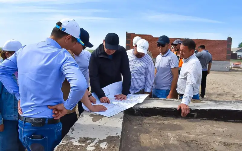 Канат Шарлапаев на стройплощадках в отдаленных районах ЗКО