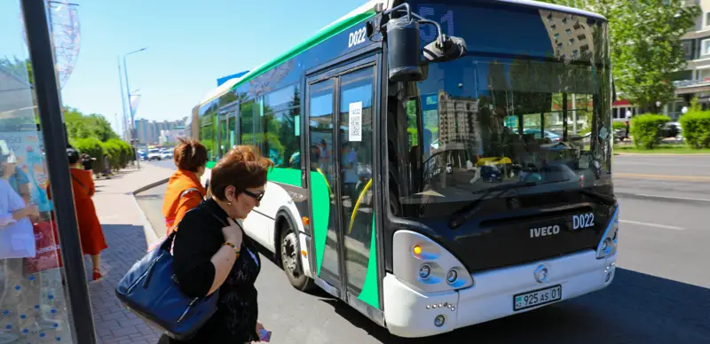 Avtobýs leto lıýdı jaz adamdar Astana
