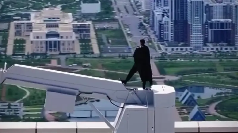 Это социальный ролик - мажилисмен Берденов о том, зачем переоделся в бэтмена на крыше Абу-даби плаза