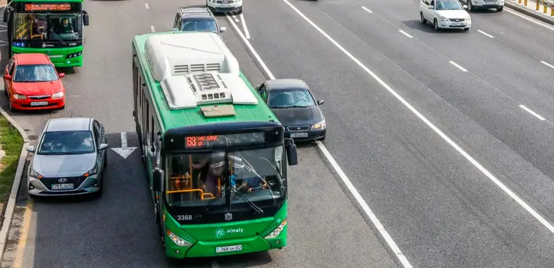 Avtobýs Almaty transport leto kólik jaz