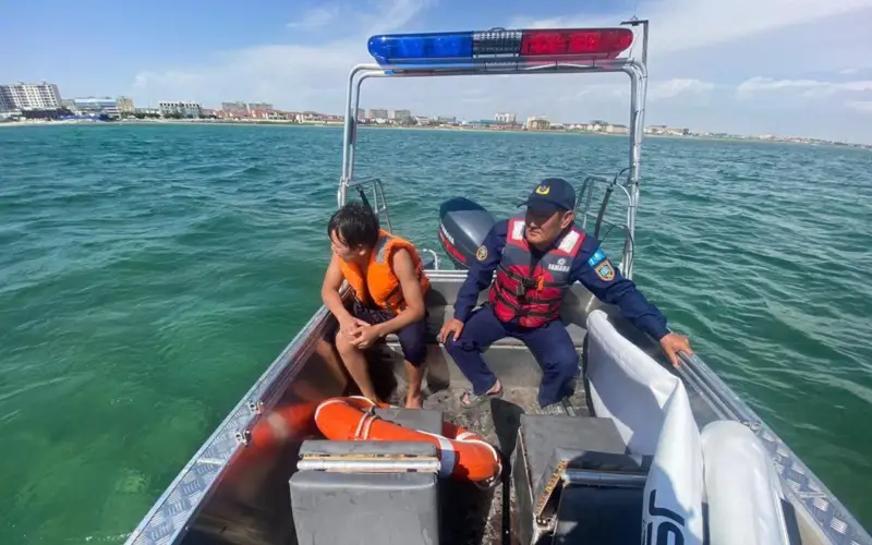 Мужчину унесло на серфинг доске в Каспийское море 