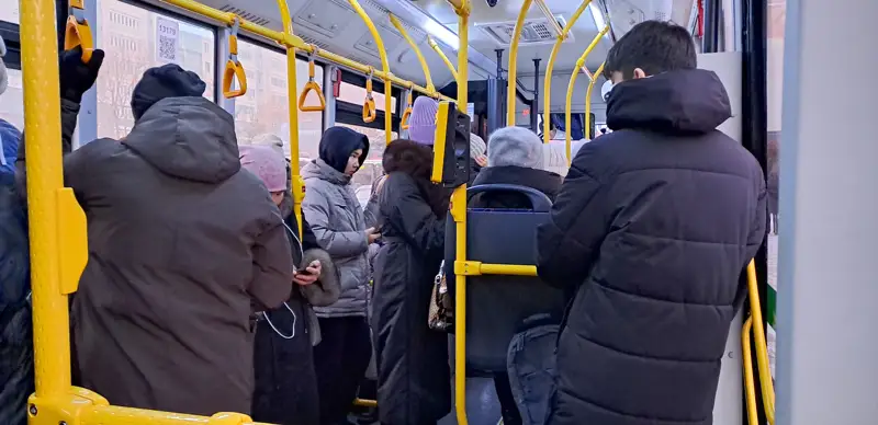 В автобусе люди  Автобуста зима қыс