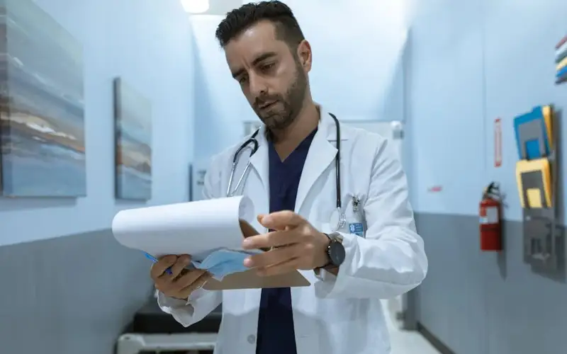 врач больница