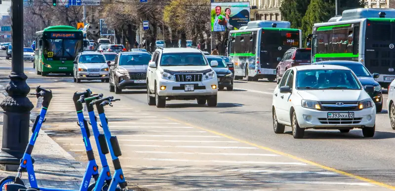 Avtobýs Almaty transport leto kólik jaz