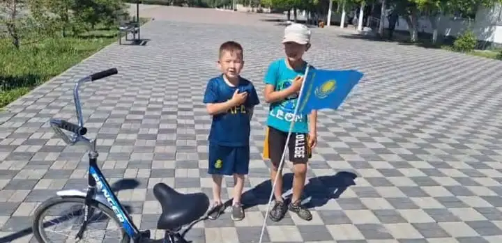 БҚО-да велосипедіне жалауша қондырып