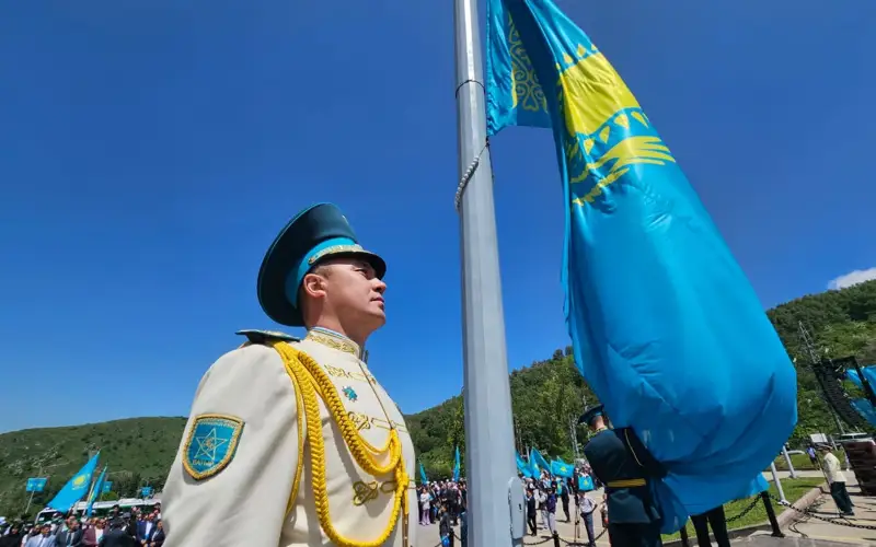Церемония поднятия Государственного флага прошла в Алматы