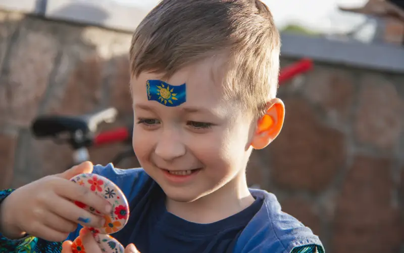 В цвета флага раскрасили лица павлодарцам в День госсимволов