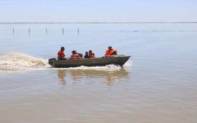 Спасатели перевезли более 100 человек на лодке в селе Талдыколь