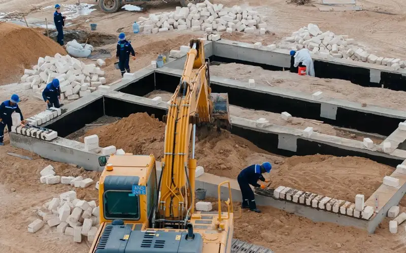 Стены домов для пострадавших от паводка начали возводить в Кульсары