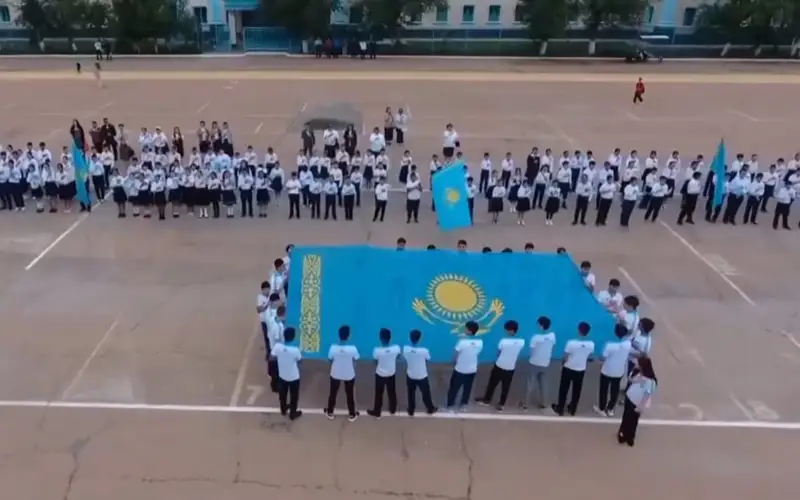 Три тысячи школьников исполнили гимн Казахстана на центральной площади Байконура