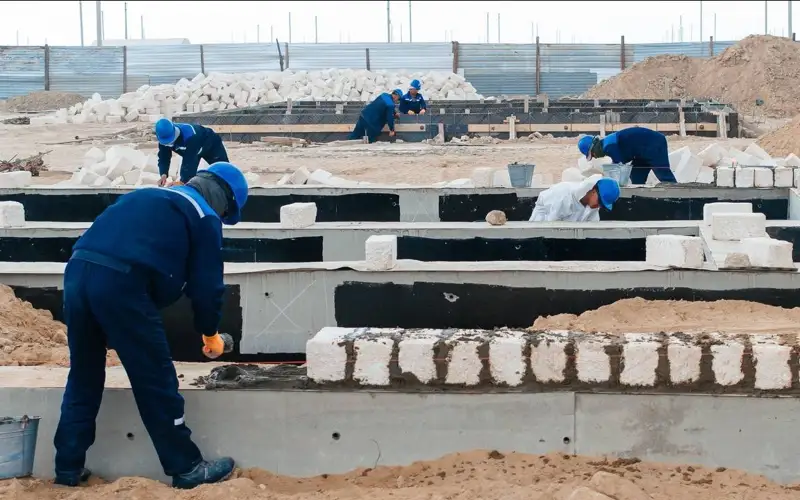 Стены домов для пострадавших от паводка начали возводить в Кульсары