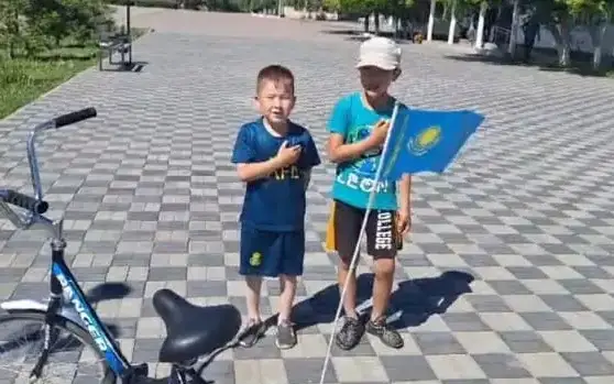 Мальчики на велосипеде с флагом спели гимн в ЗКО, восхитив казахстанцев